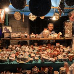 Imagen de un vendedor esperando por clientes en el Souq Jara, en Amán, Jordania. Souq Jara es un popular mercado de temporada al aire libre destacado por su animado ambiente. Artistas, artesanos y vendedores locales se reúnen aquí para vender una variedad de productos como artesanías tradicionales, ropa, joyas, obras de arte, recuerdos y comida local. | Foto:Xinhua/Mohammad Abu Ghosh
