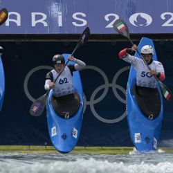 Los atletas inician una sesión de práctica de canoa en el Estadio Náutico de Vaires-sur-Marne en Vaires-sur-Marne, durante los Juegos Olímpicos de París 2024. | Foto:Bertrand Guay / AFP