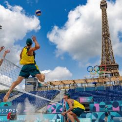 Los jugadores noruegos Christian Sorum, Anders Mol y los australianos Zachery Schubert y Thomas Hodge participan en una sesión de práctica previa a la inauguración de los Juegos Olímpicos de París 2024 en el estadio de la Torre Eiffel de París. | Foto:ODD ANDERSEN / AFP