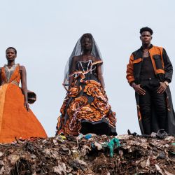 Los modelos posan sobre un montón de basura donde se colocó una pasarela en el desfile de moda Namuwongo Reclaimed Shebang en Kampala. En Namunwongo, uno de los barrios marginales más pobres y el segundo más grande de Kampala, los diseñadores ugandeses exhibieron colecciones recicladas de los residuos. Las colecciones se inspiraron en historias de la comunidad y reflejan cómo los desechos afectan a sus residentes. | Foto:Kabir Dhanji / AFP