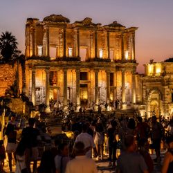 Los turistas visitan la antigua ciudad griega iluminada de Éfeso por la noche cerca de Selcuk. | Foto:KEMAL ASLAN / AFP