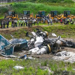 Personal del ejército y otros funcionarios se encuentran alrededor de los escombros de un avión de Saurya Airlines después de que se estrellara durante el despegue en el Aeropuerto Internacional Tribhuvan en Katmandú. Un avión de pasajeros se estrelló y el piloto fue rescatado de los restos en llamas, pero las 18 personas que iban a bordo murieron, dijo a la AFP la policía de la capital nepalí. | Foto:PRAKASH MATHEMA / AFP