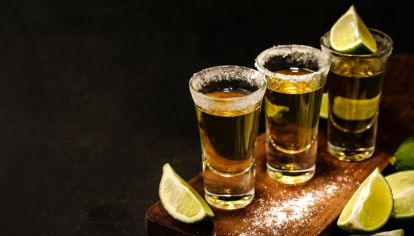 Este miércoles 24 de julio se conmemora el Día Mundial del Tequila, y tres de los mejores bares de Buenos Aires ofrecen un trío de cócteles especiales para celebrar la fecha, destacando la versatilidad de esta bebida.
