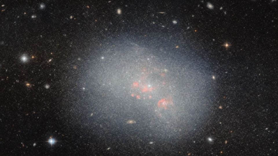 El Telescopio Hubble descubrió una galaxia enana con forma de gota ...