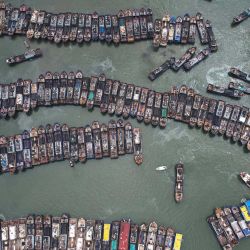 Esta fotografía tomada muestra barcos pesqueros atracados en un puerto para evitar el tifón Gaemi en Xiamen, en la provincia oriental china de Fujian. | Foto:AFP