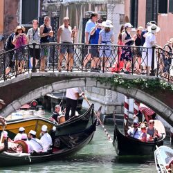 Imagen de turistas vistos paseando en góndolas, en Venecia, Italia. | Foto:Xinhua/Alberto Lingria