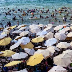 Personas se refrescan en una playa del mar Mediterráneo durante una ola de calor, en Alejandría, Egipto. | Foto:Xinhua/Ahmed Gomaa