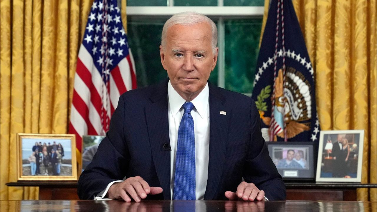 El presidente estadounidense Joe Biden hace una pausa mientras concluye su discurso a la nación sobre su decisión de no buscar la reelección, en la Oficina Oval de la Casa Blanca en Washington, DC. | Foto:Evan Vucci / PISCINA / AFP