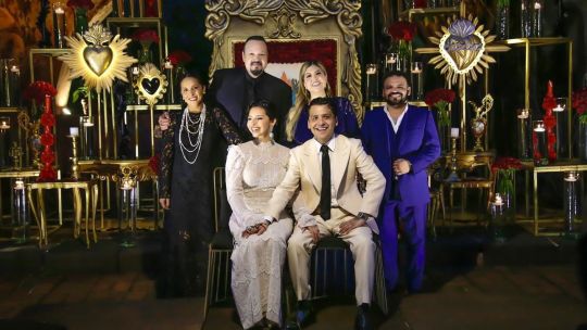 Angela Aguilar, Christian Nodal y sus familias en su casamiento