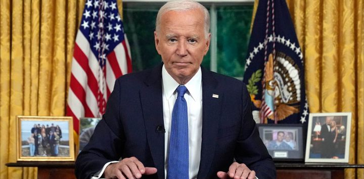 El presidente estadounidense Joe Biden hace una pausa mientras concluye su discurso a la nación sobre su decisión de no buscar la reelección, en la Oficina Oval de la Casa Blanca en Washington, DC.