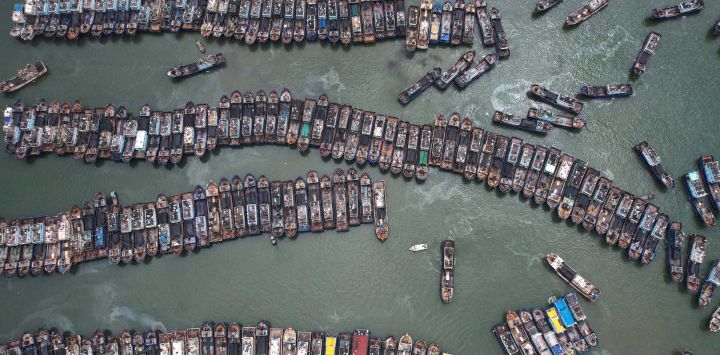 Esta fotografía tomada muestra barcos pesqueros atracados en un puerto para evitar el tifón Gaemi en Xiamen, en la provincia oriental china de Fujian.