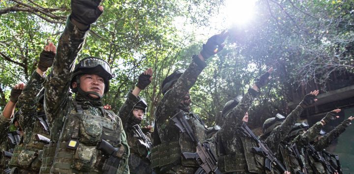 Esta fotografía tomada y publicada por la Agencia de Noticias Militares de Taiwán muestra a soldados taiwaneses participando en ejercicios durante el ejercicio anual Han Kuang en las islas Penghu.