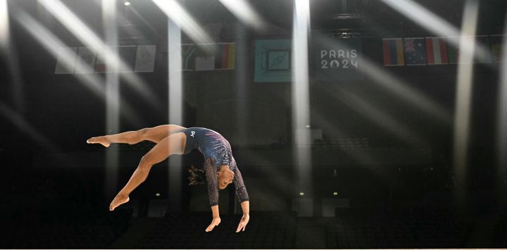 La estadounidense Simone Biles participa en una sesión de entrenamiento de gimnasia artística en el Bercy Arena de París.