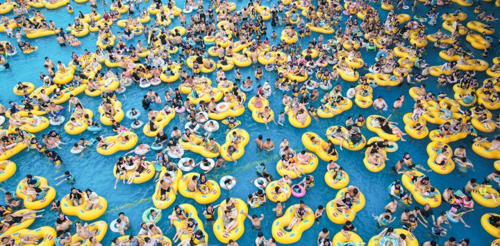 La gente se refresca en un parque acuático en Hangzhou, en la provincia oriental china de Zhejiang.