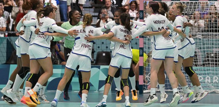 Las jugadoras francesas celebran tras ganar el partido de hándbol del grupo B de la ronda preliminar femenina entre Hungría y Francia durante los Juegos Olímpicos de París 2024, en el Paris South Arena de París.