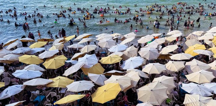 Personas se refrescan en una playa del mar Mediterráneo durante una ola de calor, en Alejandría, Egipto.
