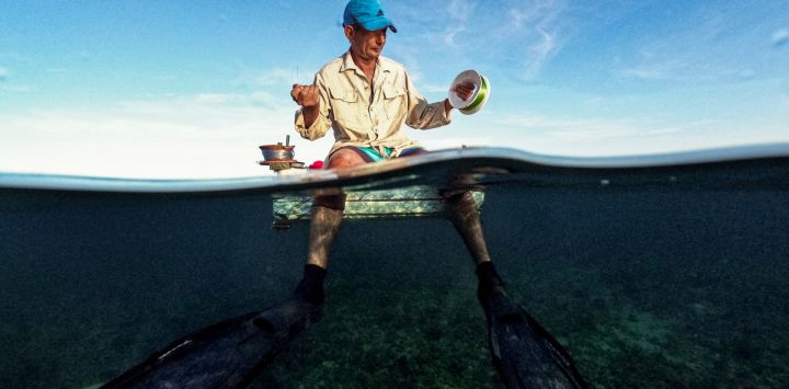 Un pescador cubano se prepara para pescar en una balsa improvisada en la Bahía de La Habana. Cuando el tiempo lo permite, los pescadores artesanales se lanzan al agua en improvisadas balsas de poliestireno para suplir la falta de medios y combustible.