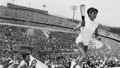 A sus 20 años, la velocista mexicana marcó un hito al ser la primera mujer en encender el pebetero olímpico en los Juegos de México en 1968. Reconocida tanto por su talento deportivo como por su lucha por la igualdad de género. 