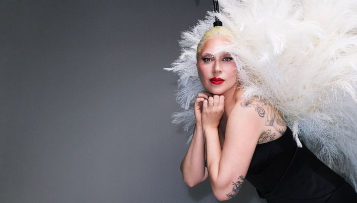 El look total black y con plumas que lució Lady Gaga en la apertura de los Juegos Olímpicos 2024