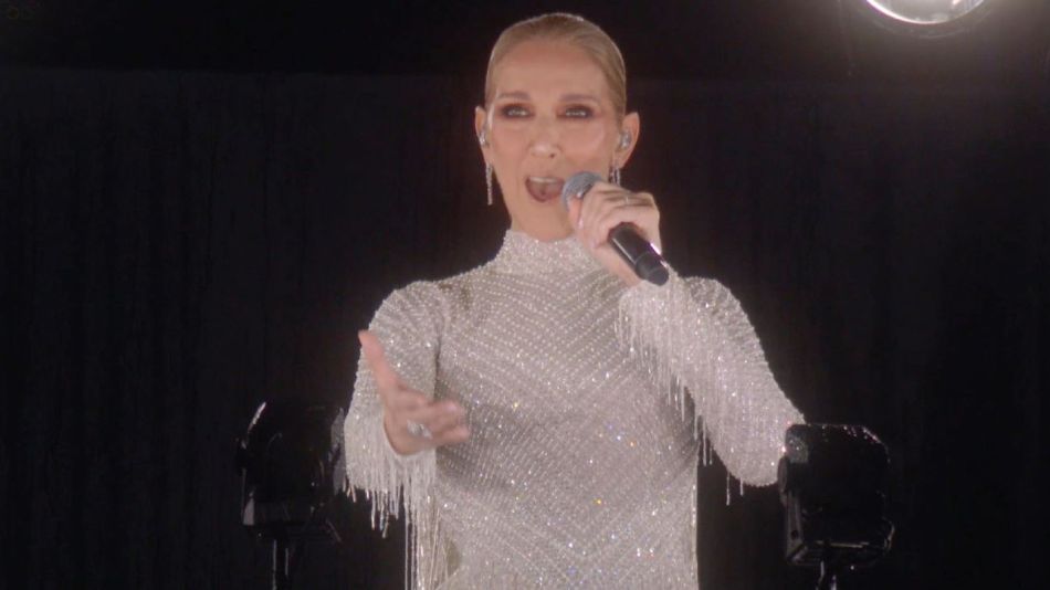 Céline Dion cantó en la Torre Eiffel al final de la ceremonia de