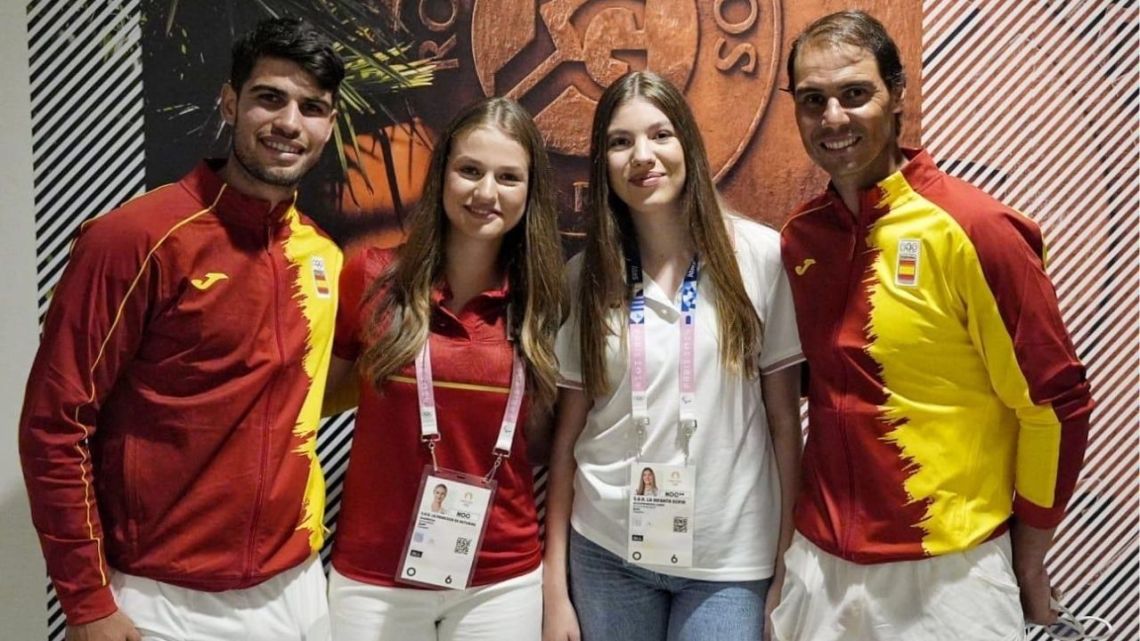 La princesa Leonor y la infanta Sofía apoyaron a Carlos Alcaraz y Rafael  Nadal en los Juegos Olímpicos 2024 | Caras