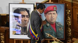 20240727 El presidente venezolano Nicolás Maduro pasa junto a la espada del libertador Simón Bolívar y pinturas del fallecido presidente venezolano Hugo Chávez 