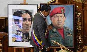 20240727 El presidente venezolano Nicolás Maduro pasa junto a la espada del libertador Simón Bolívar y pinturas del fallecido presidente venezolano Hugo Chávez 