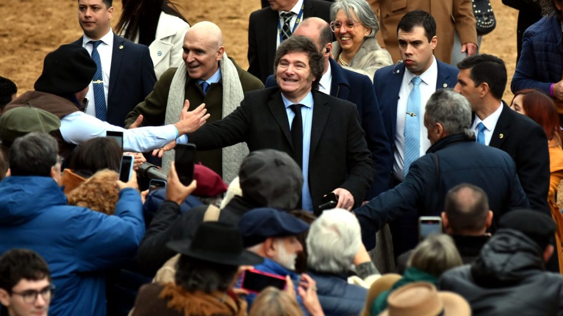 Milei dejó promesas en la Rural y ratificó su compromiso con el campo ...