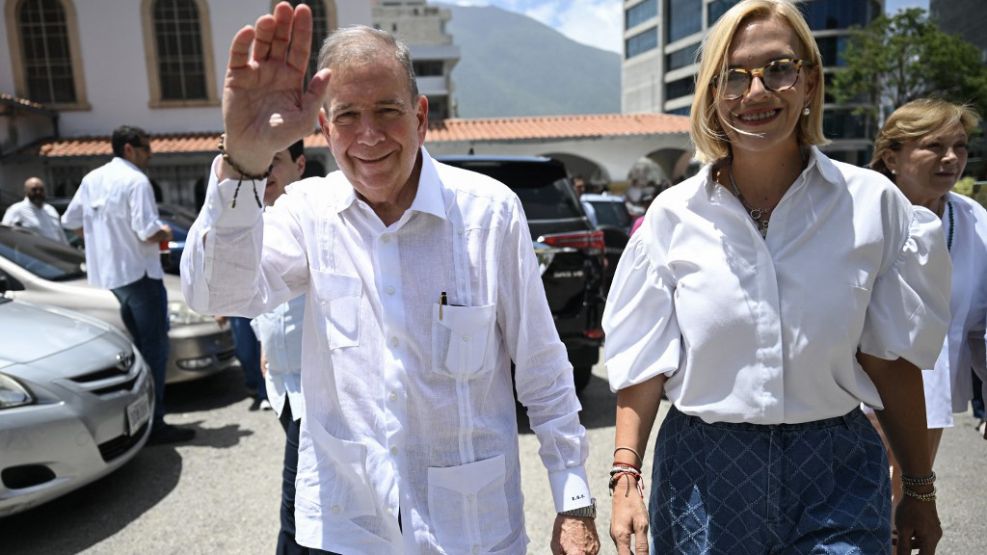 El candidato opositor Edmundo González Urrutia, votando en Venezuela.