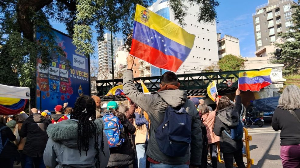 Venezolanos votando en la embajada de Buenos Aires