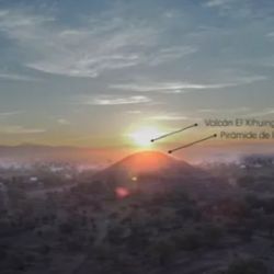 La Pirámide de la Luna con el volcán El Xihuingo, durante el solsticio de verano