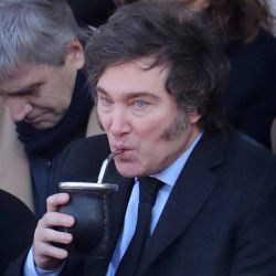 El presidente argentino, Javier Milei, tomando mate durante la exposición de la Sociedad Rural Argentina en Buenos Aires. Foto de MARCOS BRINDICCI / AFP | Foto:AFP