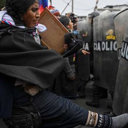 Una manifestante se enfrenta a la policía durante una manifestación contra el gobierno de la presidenta peruana Dina Boluarte frente al Palacio de Justicia en Lima. Foto de ERNESTO BENAVIDES / AFP | Foto:AFP