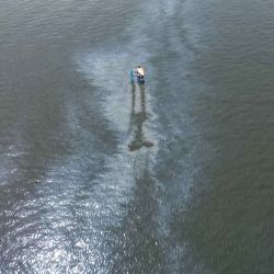 Esta foto aérea muestra una marea negra en la bahía de Manila, a unos dos kilómetros de la costa del municipio de Malolos, provincia de Bulacán. Foto de JAM STA ROSA / AFP | Foto:AFP