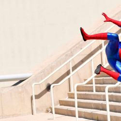 Un cosplayer de Spiderman salta fuera del centro de convenciones durante la Comic Con International en San Diego, California. Foto de Chris DELMAS / AFP | Foto:AFP