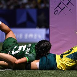 La australiana Maddison Levi anota un try tras ser tackleada por la irlandesa Amee Leigh Murphy Crowe durante el partido de rugby entre Australia e Irlanda. Juegos Olímpicos de París. Foto de CARL DE SOUZA / AFP | Foto:AFP