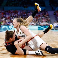 Kyara Linskens (izq.), y Marie Guelich, caen mientras agarran el balón en el partido de baloncesto entre Alemania y Bélgica durante los Juegos Olímpicos de París. Foto de Sameer Al-Doumy / AFP | Foto:AFP