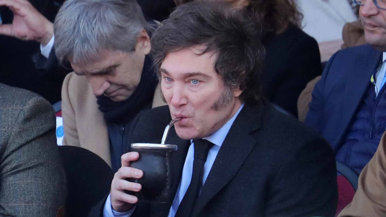 El presidente argentino, Javier Milei, tomando mate durante la exposición de la Sociedad Rural Argentina en Buenos Aires. Foto de MARCOS BRINDICCI / AFP | Foto:AFP