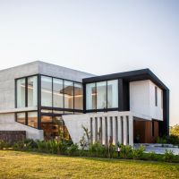 A + R Arquitectos: Armonía de contrastes a la vera del río