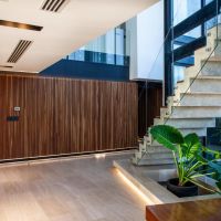A + R Arquitectos: Armonía de contrastes a la vera del río