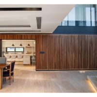 A + R Arquitectos: Armonía de contrastes a la vera del río