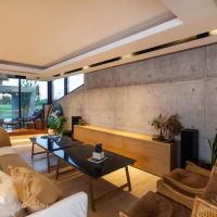 A + R Arquitectos: Armonía de contrastes a la vera del río