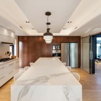 A + R Arquitectos: Armonía de contrastes a la vera del río