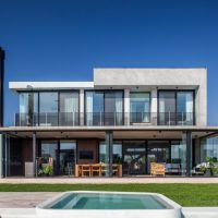 A + R Arquitectos: Armonía de contrastes a la vera del río
