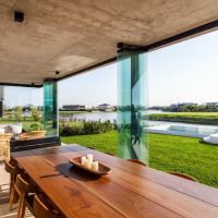 A + R Arquitectos: Armonía de contrastes a la vera del río