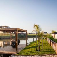 A + R Arquitectos: Armonía de contrastes a la vera del río