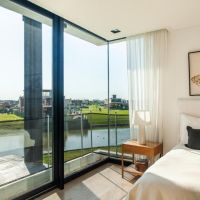 A + R Arquitectos: Armonía de contrastes a la vera del río