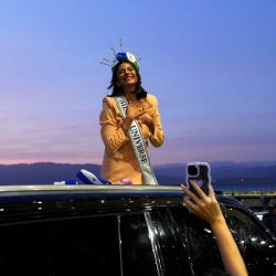 La nicaragüense Sheynnis Palacios, Miss Universo 2023, sonríe a sus seguidores tras llegar al Aeropuerto Internacional de Tocumen Panamá. Invitada de honor en el certamen Miss Panamá 2024. Foto ARNULFO FRANCO / AFP | Foto:AFP