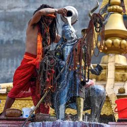 Un devoto vierte leche sobre un ídolo de la deidad hindú Shiva durante el mes sagrado de Shravan, en Katmandú. Foto de PRAKASH MATHEMA / AFP | Foto:AFP
