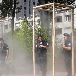 Los agentes de policía se refrescan bajo los rociadores junto a la cuenca de la Villette, en París. Foto Olympia DE MAISMONT / AFP | Foto:AFP